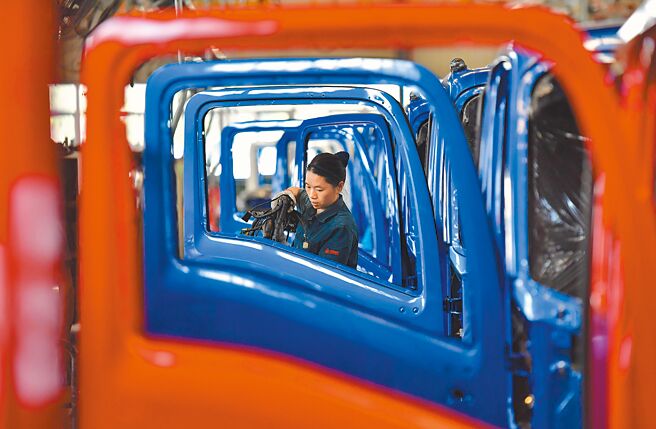 中国持续新冠清零政策，世界银行最新报告指出，此举阻碍工业生产、国内销售及进出口，因此把中国今年GDP成长预测下调至2.8％。图为福建省永安市，工人在中国重汽集团福建海西汽车有限公司生产车间忙碌。（中新社）