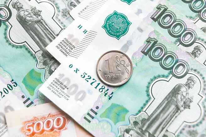 俄罗斯预计明年初推出数位卢布，并计画用该货币与中国相互结算。图为俄罗斯卢布纸币和硬币。（新华社）