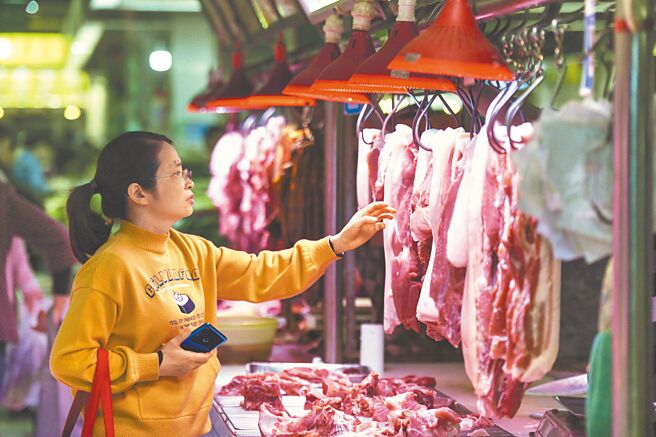 大陆国家发改委监测9月19日至23日36个大中城市精瘦肉零售价格，单周均价比去年同期上涨30％，确定进入过度上涨的二级预警区间。图为市民在长沙一农贸市场内购买猪肉。（中新社）