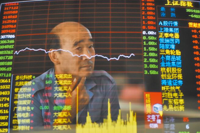 中国监管部门已向国内基金、券商下达窗口指导，要求在中共二十大前夕及期间维持股票市场稳定，包括禁止大规模的股票卖出和买入。图为山西太原一证券营业部内的股民。（中新社）