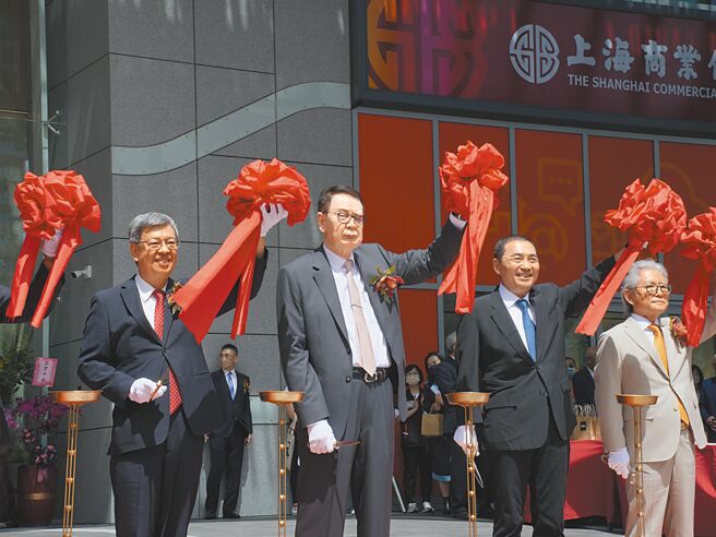 全球机能服饰龙头「儒鸿企业」斥资64亿元在新庄副都心兴建企业总部，27日早上举行启用典礼，新北市长侯友宜（右二）、前副总统陈建仁（左）及儒鸿企业董事长洪镇海（左二）等人皆出席剪彩。（黄敬文摄）