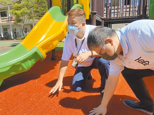 桃园市平镇区宋屋国小游具因静电问题迟未启用，教育局发现部分学校有人工草皮静电问题。（黄敬平提供／吕筱蝉桃园传真）