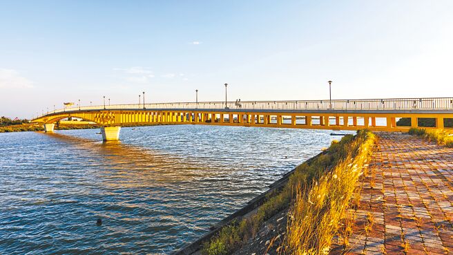 竹北市公所新建跨越凤山溪的「水月桥」已经完工，预计10月22日正式通车，但已有民眾抢先漫步。（罗浚滨摄）