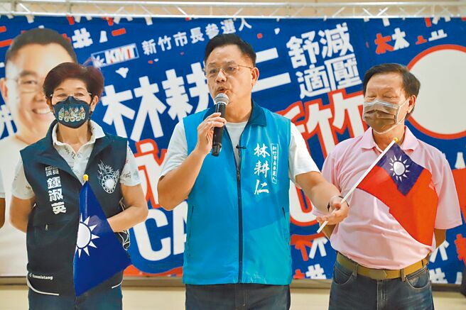 国民党新竹市长参选人林耕仁（中）说，有关周刊爆料的实际内容要请资策会说明，但如果事实如同媒体爆料，高虹安的做法并不适当。（林耕仁团队提供／王惠慧新竹传真）