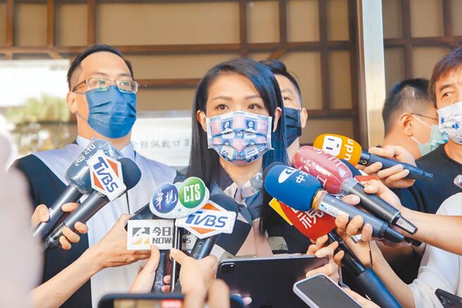 民眾党新竹市长参选人高虹安在脸书喊冤，指周刊说她利用资策会预算成就个人学位，完全是恶意栽赃抹黑。（高虹安团队提供／王惠慧新竹传真）