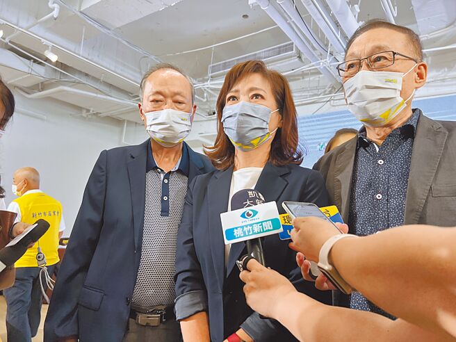 民进党新竹市长参选人沈慧虹（中）表示，说一个谎要用更多谎来圆，她认为高虹安身为市长参选人，有义务向大眾解释清楚。（王惠慧摄）