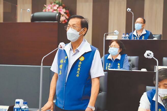 南投縣長林明溱面對縣議員關心露營場合法化情況，強調將協助業者申請，保障民眾籲業者權益。（民眾提供／楊靜茹南投傳真）