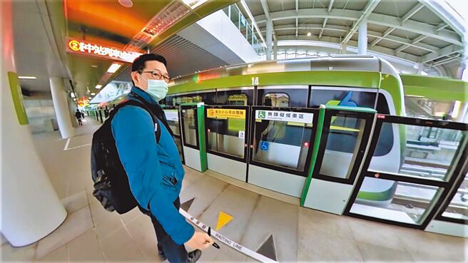 台中市明道中学校长汪大久带头鼓励学生搭捷运，校车已从127辆减到101辆。（交通局提供／张亦惠台中传真）