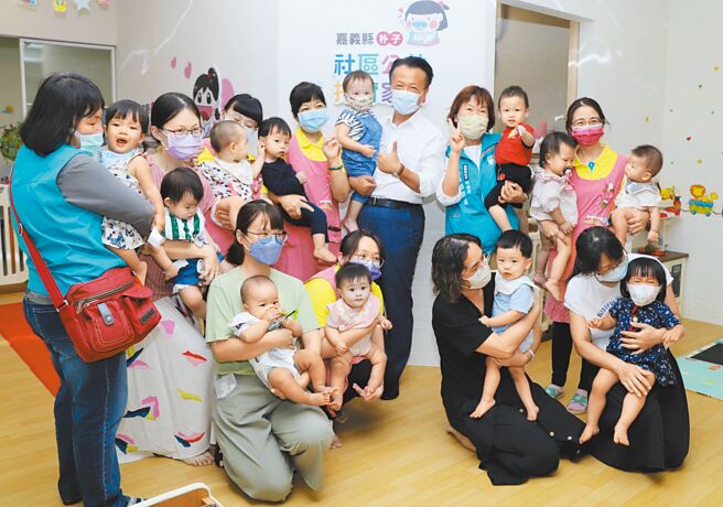 嘉义县长翁章梁27日前往朴子公托关心营运，并与幼儿们互动，拍照时有孩童怕生不受控，哇哇大哭，场面逗趣。（吕妍庭摄）