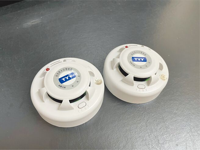 高雄住警器设置率从去年约68％，至今已达到约96％，短短一年提升不少，不过近期被质疑为安装住警器增加基层勤务。（洪靖宜摄）