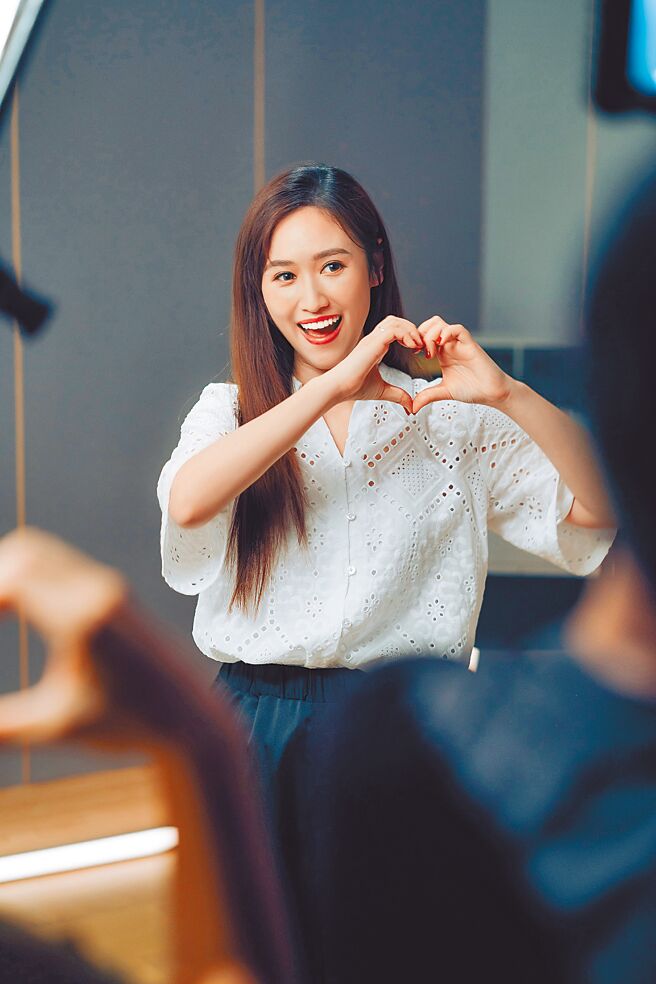 吴姗儒首次献声，优美高音获好评。（关怀台湾文教基金会×大鹏传播提供）