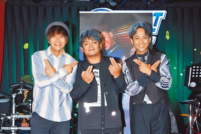 「黑旋风」杜家庆（中）、杜绍颖昨举办发片记者会，王宏恩（左）到场站台。（群艺国际提供）