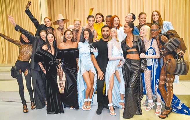 Burberry全球创意总监Riccardo Tisci以海滩交流为概念呈现品牌2023年春夏系列，与眾模合影。（Burberry提供）