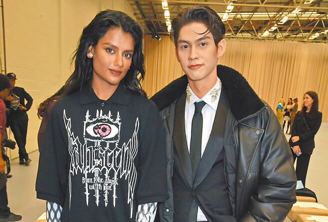 演员西蒙艾希莉（左）与瓦奇拉维特奇瓦雷都在Burberry时尚秀场中现身。（Burberry提供）