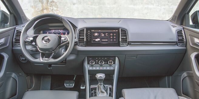 仪表控台布局简洁大方，中央配置9.2吋彩色多点触控萤幕。（陈大任摄）