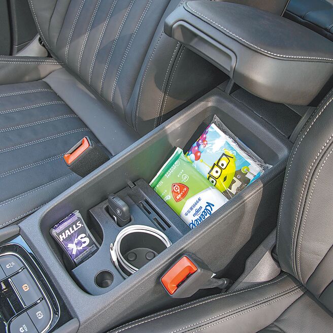 中央扶手下方空间可收纳各式物件。（陈大任摄）