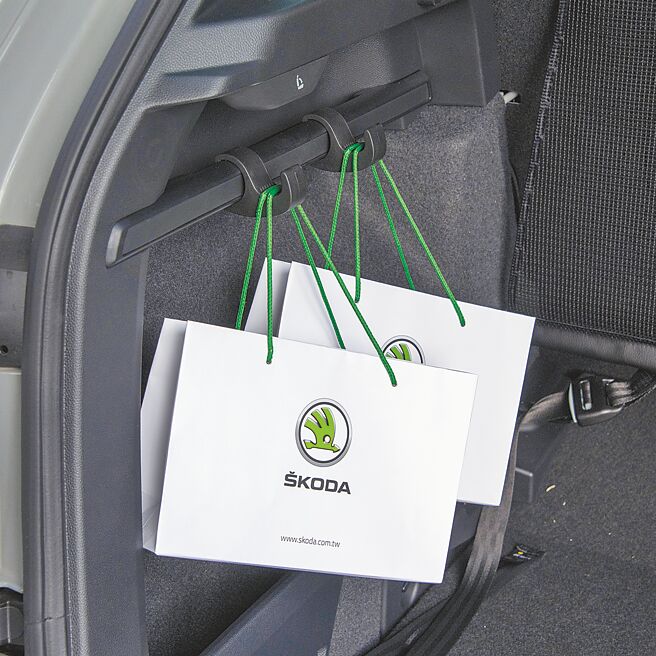 二个活动式挂勾可调整间距。（陈大任摄）