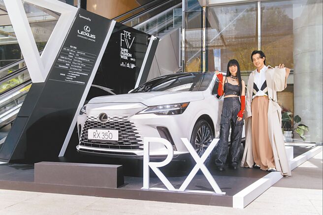 金曲双星唱作小天后孙盛希（左）与最佳作曲人HUSH一同出席2022臺北时装周记者会，并与Lexus最新豪华运动休旅车RX 350合影。（臺北时装周提供）