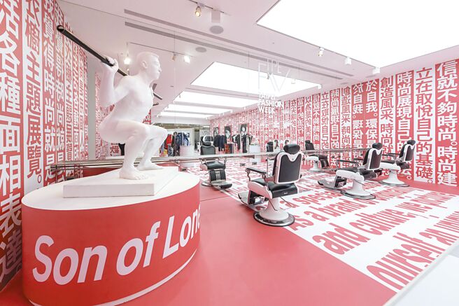 快闪店以髮廊大面积镜面反射，营造出空间艺术的氛围。（臺北时装周提供）
