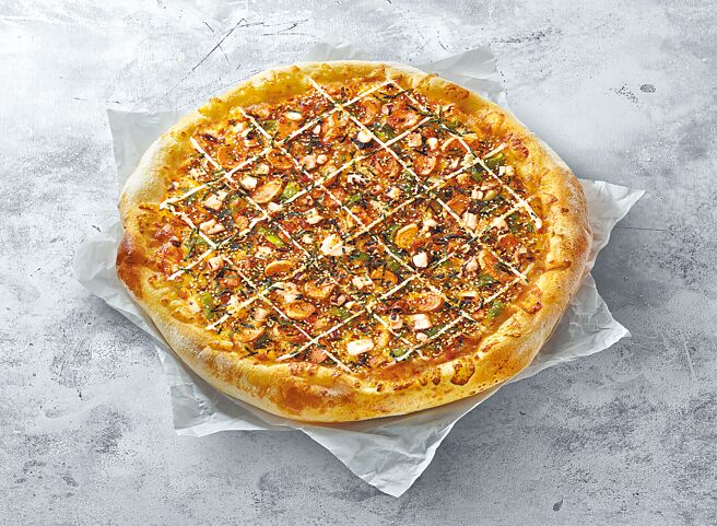 必勝客觀察，消費者買速食除了看優惠，因此以最暢銷的8款口味推出「超值必勝嗑」活動，包含和風章魚燒（見圖）、夏威夷等，平日外帶小比薩最低只要149元。（必勝客提供）