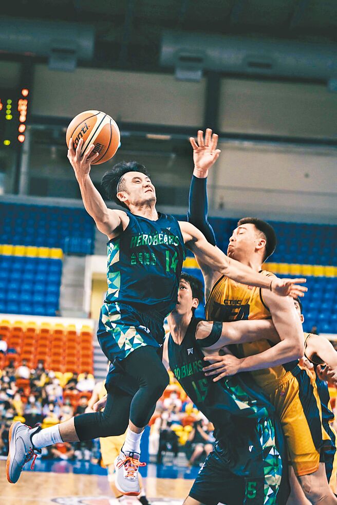 跨联盟邀请赛冠军赛，台啤英熊后卫蒋淯安（左）切入挑战中信特攻禁区。（台啤英熊提供）