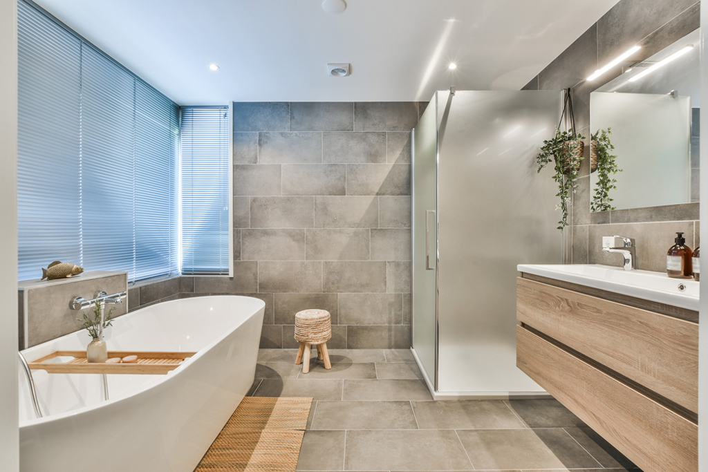 網友入住高級套房，赫然發現浴室沒裝排水孔。（示意圖／Shutterstock）