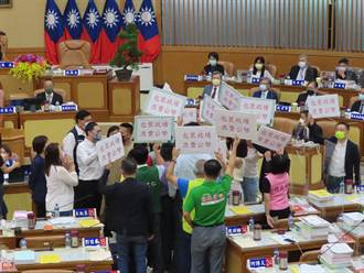 侯友宜議會報告預算 綠要求變更議程未果舉牌抗議