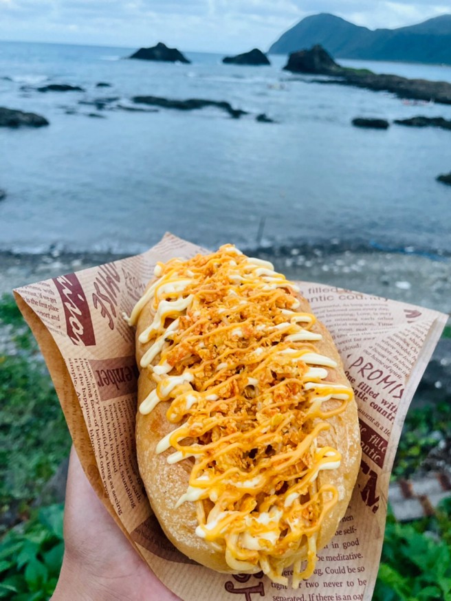 蘭嶼炒麵麵包150元遭遊客嫌貴又難吃，老闆親自出面回應，邀請鄉民來參加免費大型公審會，若不好吃就下架。(圖／PTT、IG@cov20beer)