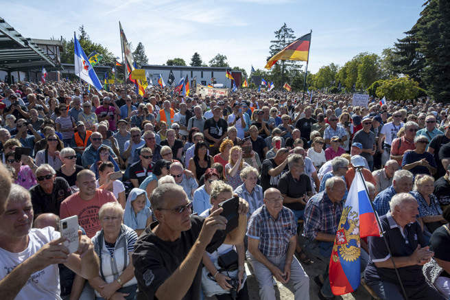 欧洲制裁俄罗而抵制北溪天然气管道，却受到许多欧洲消费者的反对。图为德国民眾在北溪管道商前抗议欧洲对俄罗斯的能源制裁政策。（图／美联社）