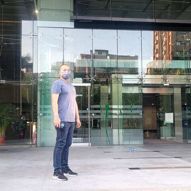 台北市议员参选人杨植斗29日上午到NCC门前泼漆。（杨植斗提供／张芷瑜台北传真）