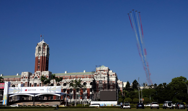 为迎接双十国庆，国军今进行第2场空中预演，空军AT-3雷虎小组飞越总统府上空。（黄世麒摄）