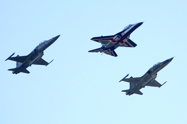 勇鹰高教机(中)与2架F-5战机编队飞行。（黄世麒摄）