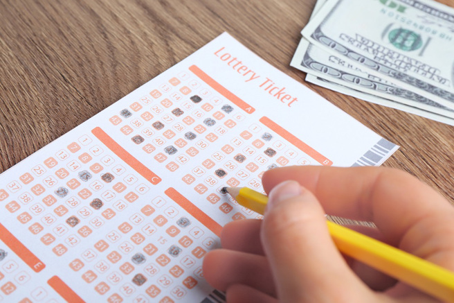 印度一名計程車司機中彩券頭獎，獎金高達2.5億盧比，未料消息曝光後竟一堆人找上門跟他要錢。(示意圖/達志影像)