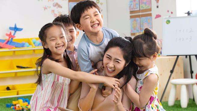 幼稚园的小孩们都认为原PO的指甲很美。(图/翻摄自shutterstock)