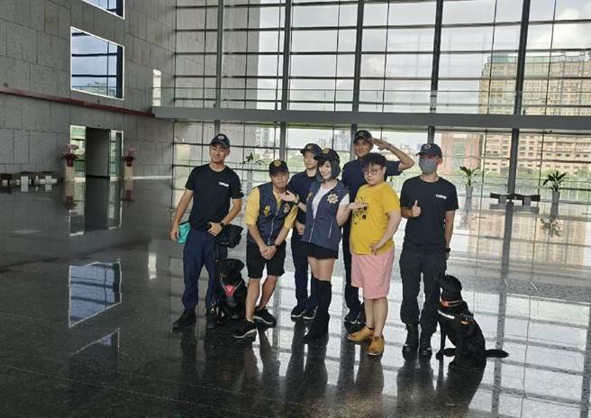 直播界的超級辣模郭鬼鬼與喜劇團體「面白大丈夫」成員，近日協助台中市警察局與勞工局，拍攝反詐欺宣導片，呼籲年輕人求職「睜大眼」，檢視工駔內容、避免受騙。（台中市警察局提供／張妍溱台中傳真）