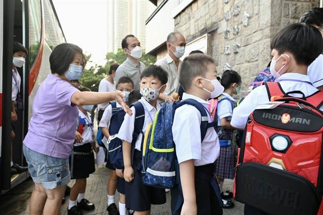 图为香港中小学9月1日开学，小学一年级新生抵达学校。（资料照／中新社）