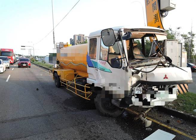 一輛營大貨車號疑似煞車失靈，昨天傍晚先撞擊快慢車道分隔島後，又往前追撞停等紅燈的3輛自小客車及1輛自小貨車。（民眾提供）
