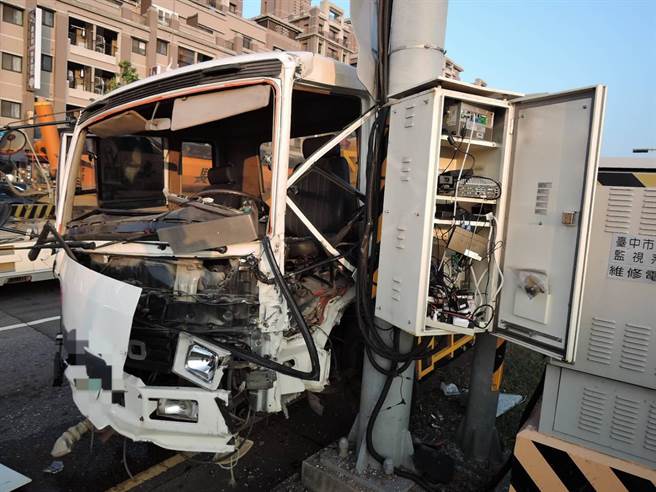 警方指出，事故發生過程中，營大貨車並撞損區間測照設備，現場一片狼藉。（民眾提供）