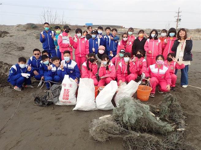 台中市四育国中教师们以「从绿开始，川流不息」五大课程主轴方案，日前获得教学卓越奖银质奖，引导学生主动思考与学习。（四育国中提供／张妍溱台中传真）