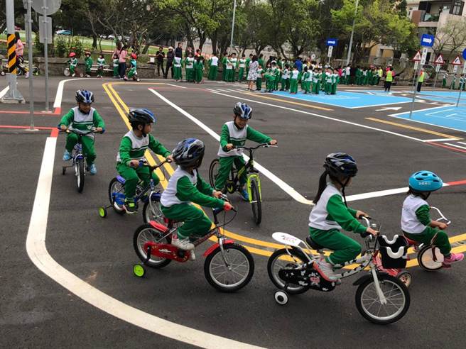 苗栗县文山国小在交通公园实施不同年级的自行车课程。（教育部提供／林志成台北传真）