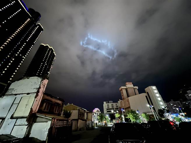 高雄夜空近来出现蓝色不明光束，引发网友热议，有人笑说是「召唤阵」，还有人说有飞碟、外星人要来了吗？（撷取自脸书粉专「台湾UFO‧外星人与超常现象檔案」）