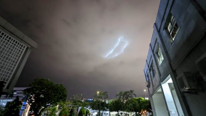 高雄夜空近来出现蓝色不明光束，引发网友热议，有人笑说是「召唤阵」，还有人说有飞碟、外星人要来了吗？（撷取自脸书粉专「台湾UFO‧外星人与超常现象檔案」）