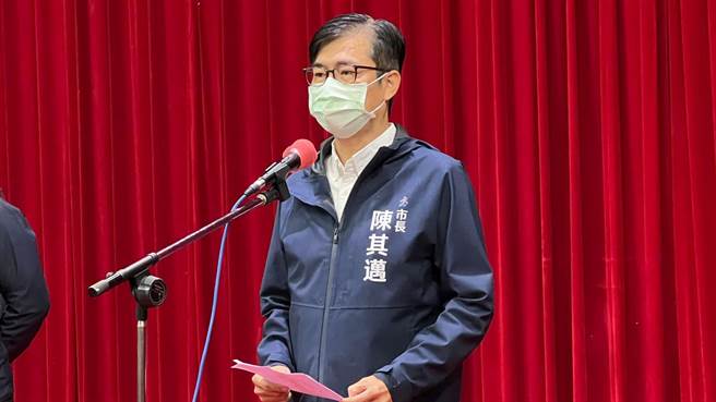 高雄市长陈其迈今（29）日亲自解谜，原来是9月30日晚间6时将在设计中岛举办的活动，集结22组设计团队及1组灯光团队，将带来精彩灯光、音乐飨宴，「我们召唤所有地球人跟外星人来造访高雄」。（柯宗纬摄）