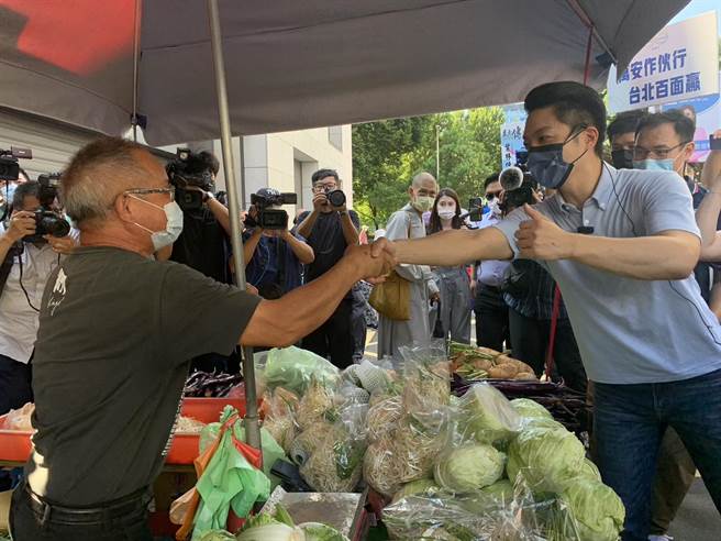 國民黨台北市長參選人蔣萬安上午前往位於自己立委選區的濱江市場掃街。（黃婉婷攝）