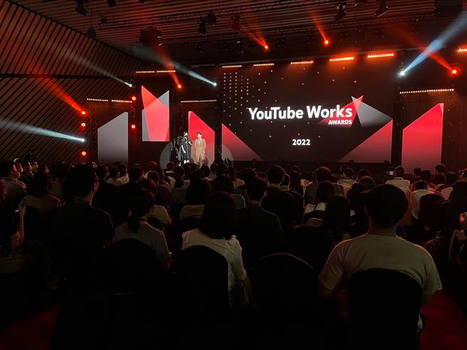 【远传用心连结每一份情感】 (医护／化学兵篇)获得2022 YouTube年度广告大赏「最佳社会贡献奖」。（远传提供）