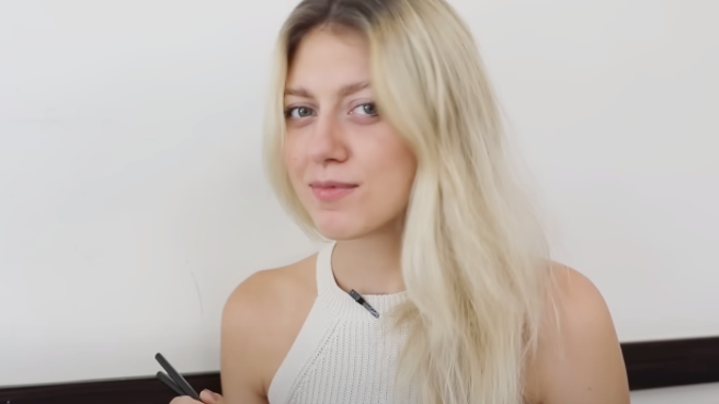 来自乌克兰的正妹Dasha来台后，对台湾多样的早餐惊艷不已，其中最受到她青睐的是豆浆。（图／翻摄自不要闹工作室YouTube）
