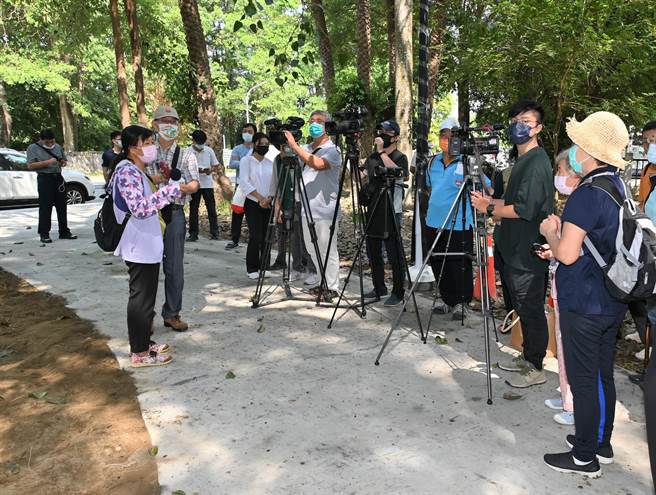 住在左营的民眾（前右）29日希望高雄市政府能尽量照顾老树，图为她向高雄市政府工务局养护工程处人员（前左）反映意见。（林瑞益摄）