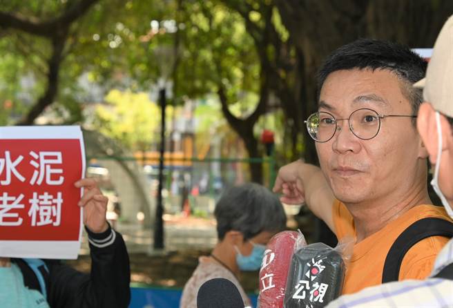 台湾森林协会理事长庄杰任（右）29日为左营区老树群请命，希望高雄市政府暂缓施工。（林瑞益摄）