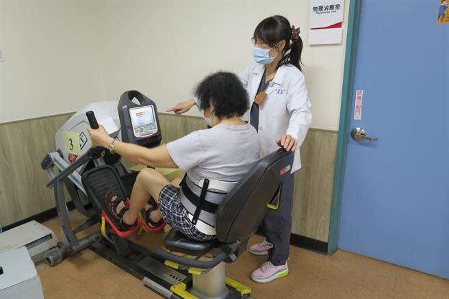 防止肌少症要多做肌力運動。（吳敏菁攝）