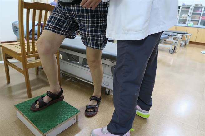 防止肌少症要多做肌力運動。（吳敏菁攝）